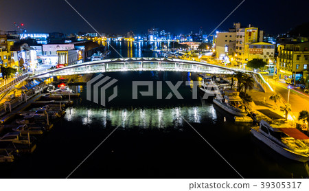 臺灣高雄鼓山渡輪夜景高雄鼓山渡輪夜景Asia Taiwan Kaohsiung Pier 39305317