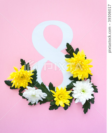 white and yellow chrysanthemums on a pale pink bac 39306017