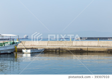 The sea of spring sea. Hyogo Prefecture Suma Coast. The sea of spring sea. Hyogo Prefecture Suma Coast. 39307010