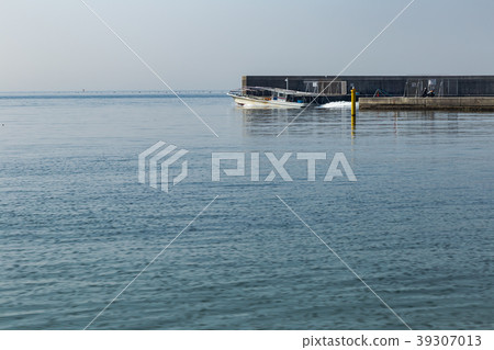 The sea of spring sea. Hyogo Prefecture Suma Coast. 39307013
