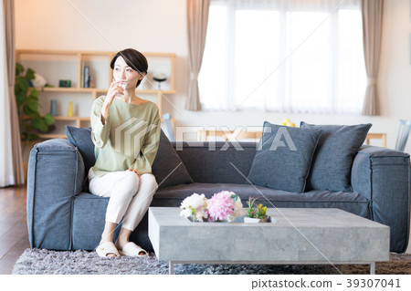 Housewife (mineral water) 39307041