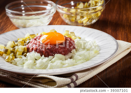 Steak tartare with egg yolk, onions and pickles 39307101