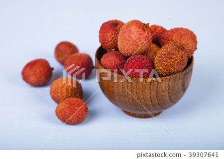 Lychee in a wooden bowl 39307641