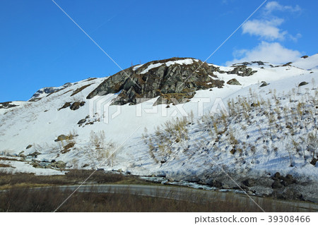 Curvy road in Norway 39308466