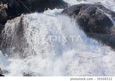 Langfossen waterfall in summer Langfossen waterfall in summer 39308522