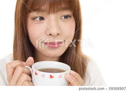 A woman relaxing tea 39308907