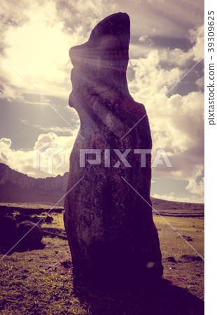 Moai statue, ahu Tongariki, easter island 39309625