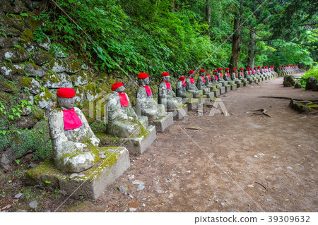 Narabi Jizo statues, Nikko, Japan Narabi Jizo statues, Nikko, Japan 39309632