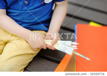 Cute little boy drawing with colorful paints Cute little boy drawing with colorful paints 39309716