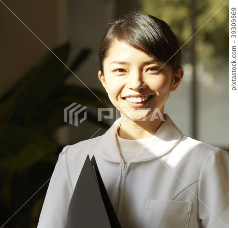 Medical woman nurse portrait Medical woman nurse portrait 39309869