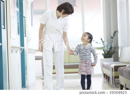 醫院女孩和護士 39309925