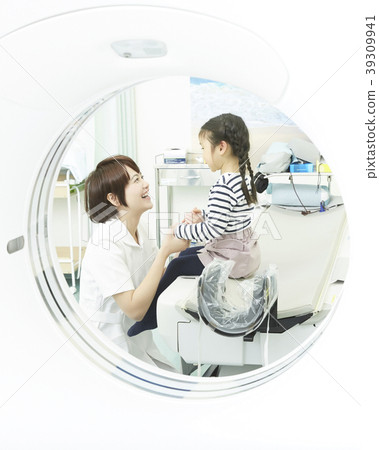 Child who receives examination in hospital 39309941