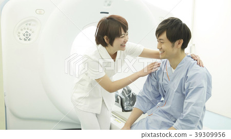 接受CT掃描的男性 接受CT掃描的男性 39309956
