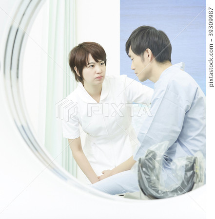 Men who receive a CT scan 39309987