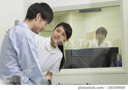 接受CT掃描的男性 39309989