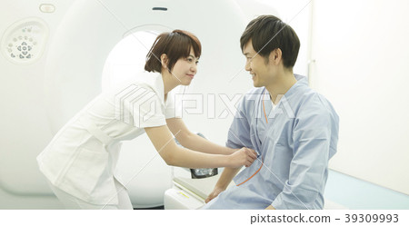 接受CT掃描的男性 39309993