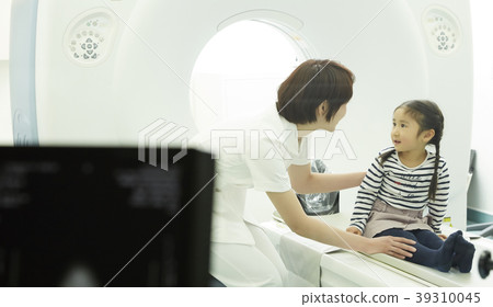 接受檢查的孩子 接受檢查的孩子 39310045