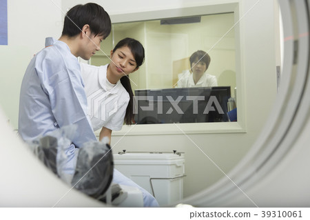 接受CT掃描的男性 39310061