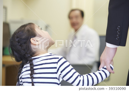 父母和孩子去醫院 39310090