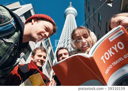 Foreign tourists visiting Tokyo Foreign tourists visiting Tokyo 39310139