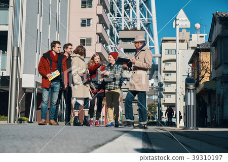 參加旅遊的外國遊客 39310197