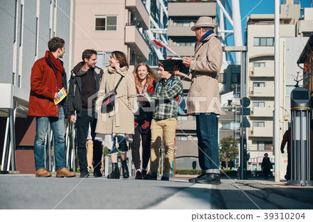 參加旅遊的外國遊客 39310204