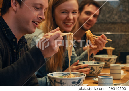 Foreign tourists eating soba 39310500