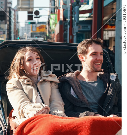 外國遊客在人力車上 外國遊客在人力車上 39310673