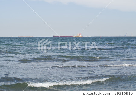 海浪沖入堡壘和一艘離岸的貨船 39310910