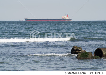 海浪沖入堡壘和一艘離岸的貨船 39310911