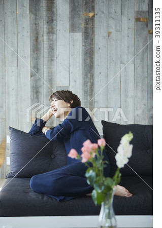 Woman relaxing in the living room 39311135
