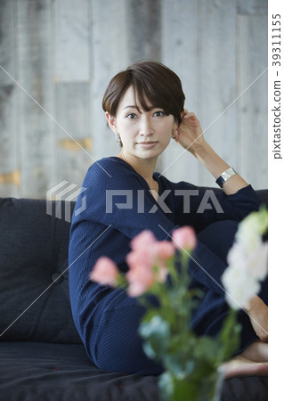 Woman relaxing in the living room 39311155