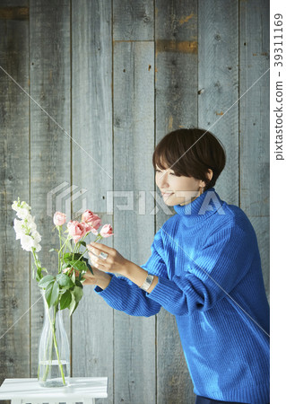 A woman who keeps flowers 39311169