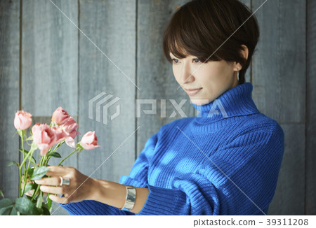 一個保持鮮花的女人 39311208