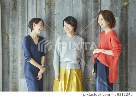 Woman relaxing with friends 39311243