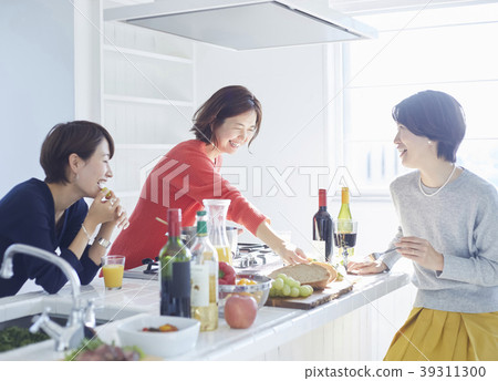 Woman eating with friends 39311300