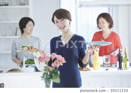 Woman cooking Woman cooking 39311339