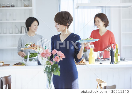 Woman cooking Woman cooking 39311340