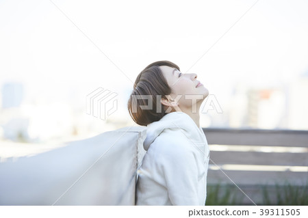 在陽台上的女人 39311505