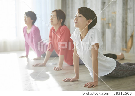 做瑜伽的女人 39311506