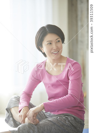 做瑜伽的女人 39311509