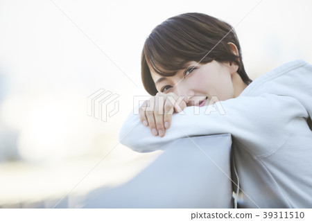 在陽台上的女人 39311510