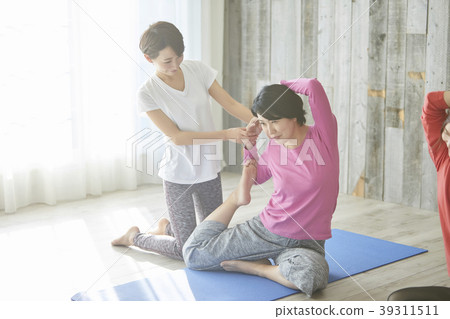 做瑜伽的女人 39311511