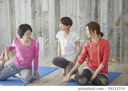 Women who do yoga Women who do yoga 39311554