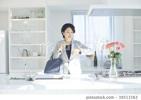 Healthy woman business man 39311563