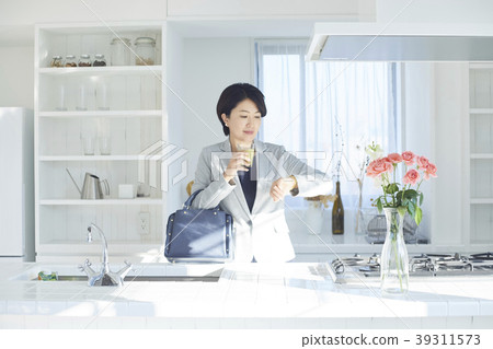 Healthy woman business man 39311573