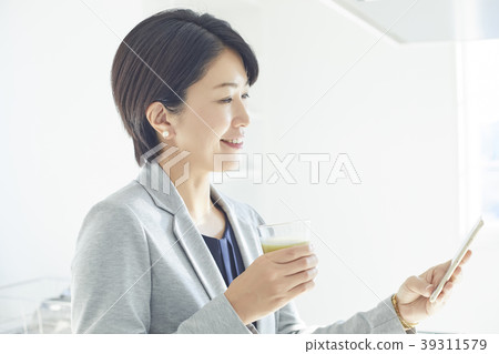 Healthy woman business man 39311579