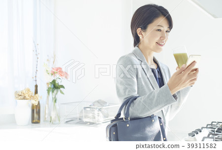 Healthy woman business man 39311582