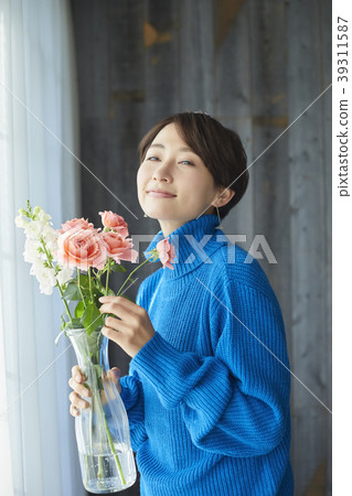 一個保持鮮花的女人 39311587