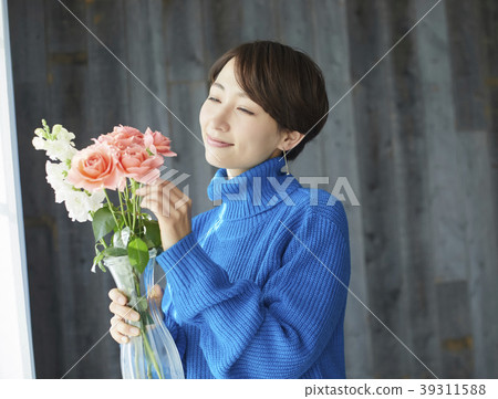 A woman who keeps flowers A woman who keeps flowers 39311588